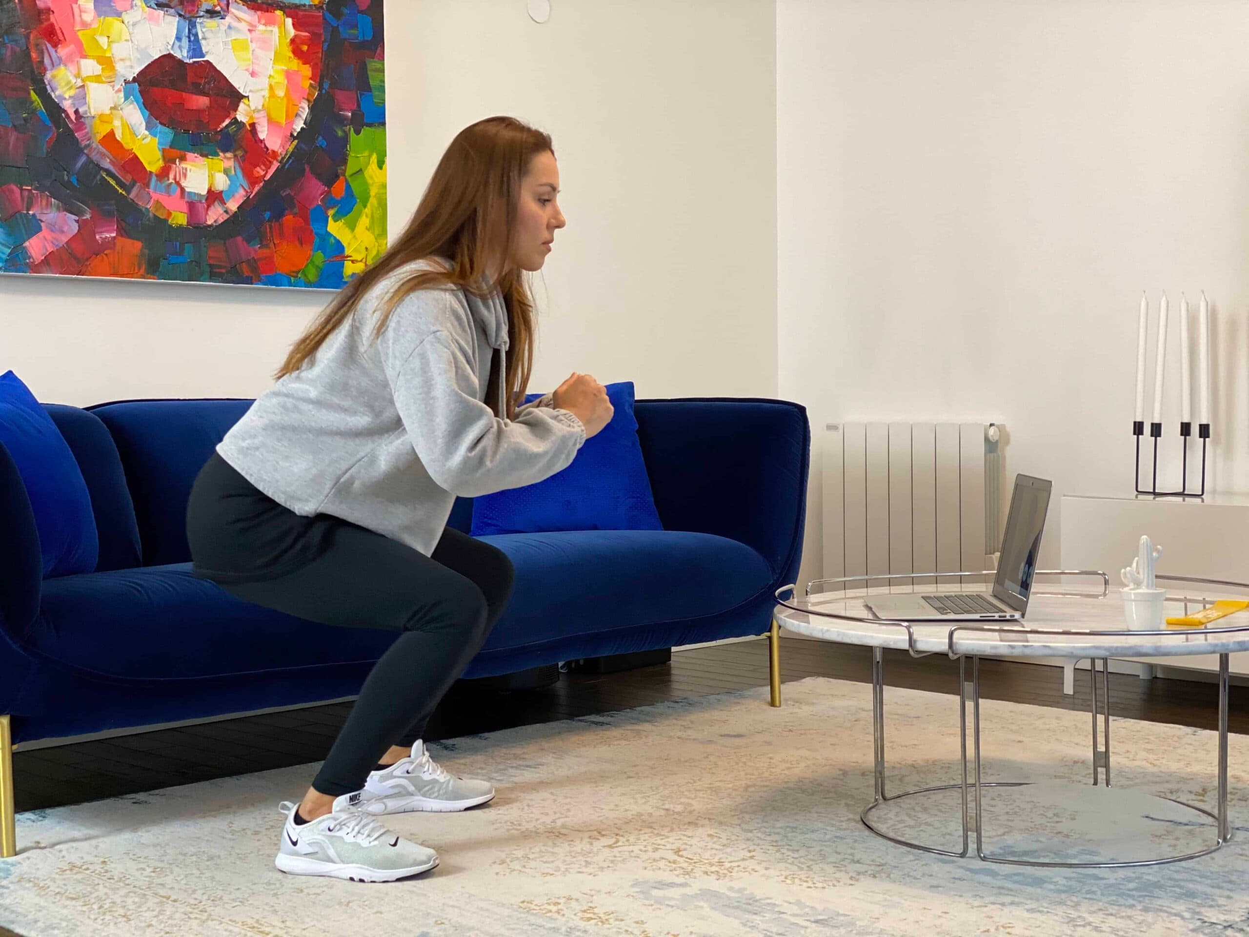 Exercice de squat pour le quadriceps en téléconsultation