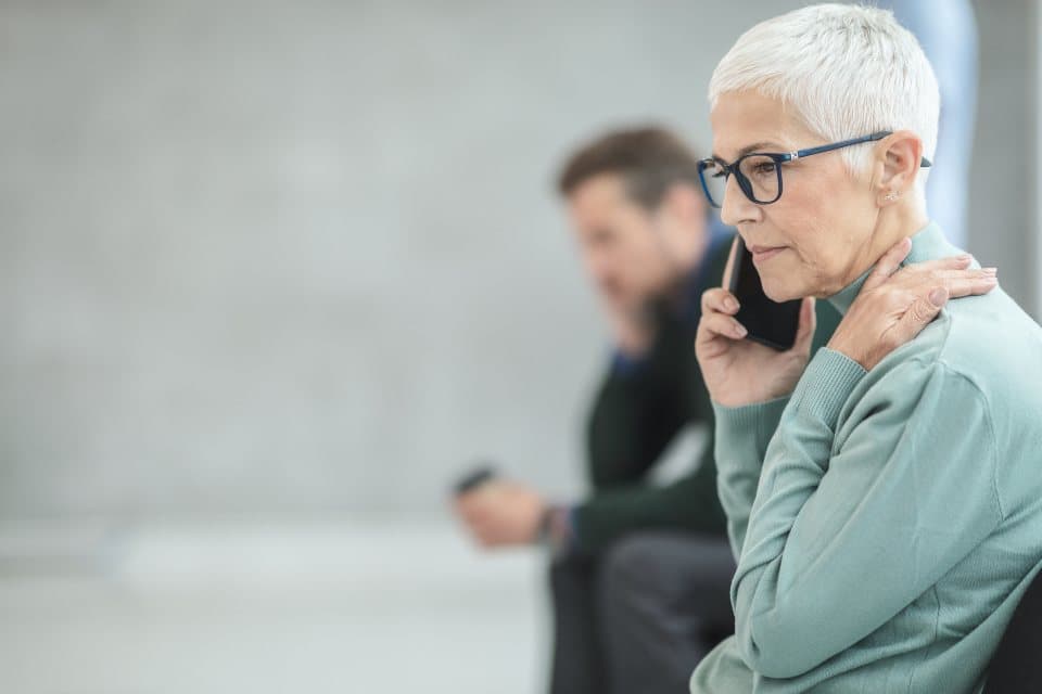 Femme senior passant un appel téléphonique