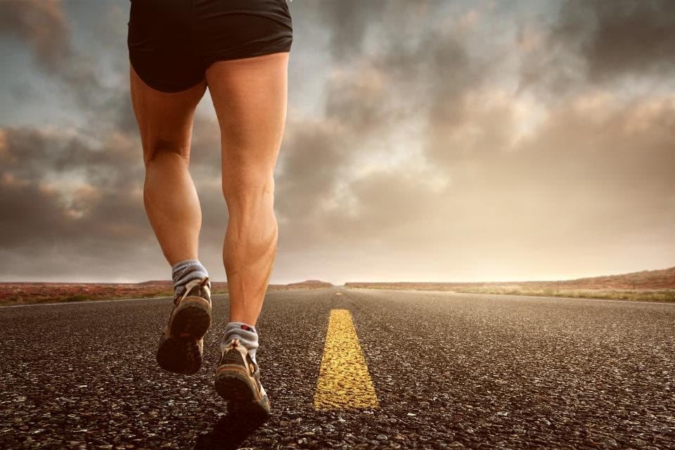 Coureur sur une route, genoux et jambes en mouvement