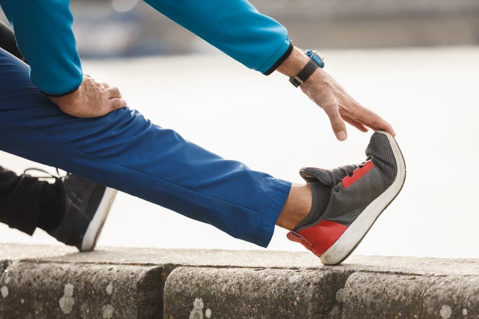 Étirement de la jambe contre un mur