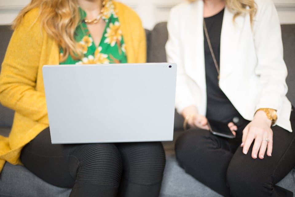 Femme travaillant sur un ordinateur portable
