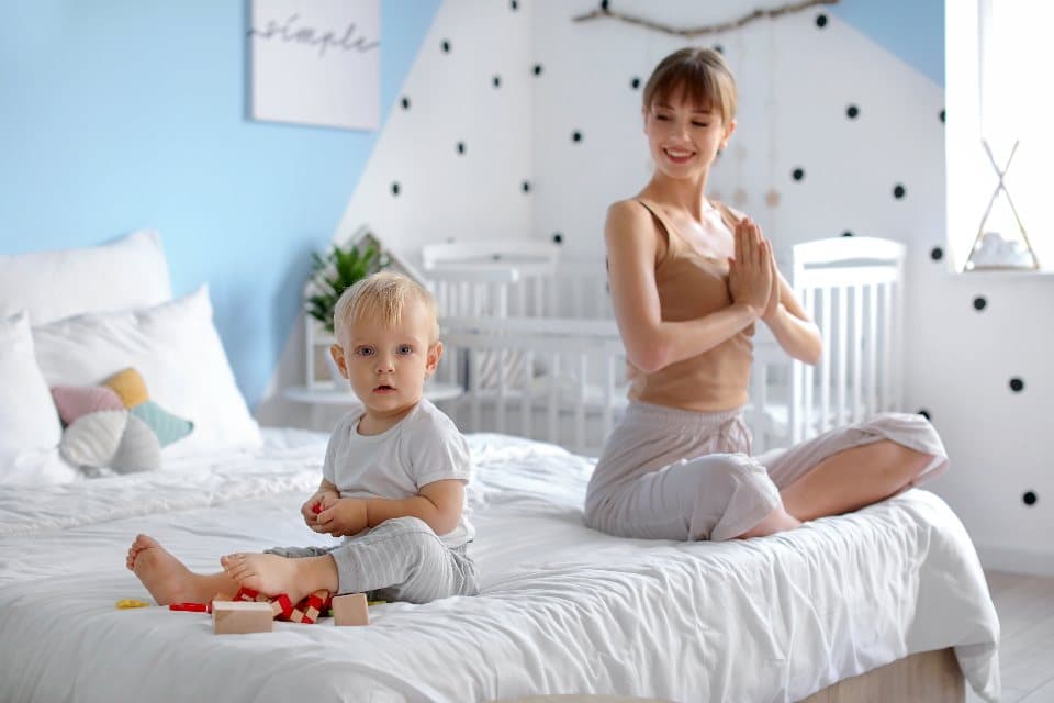 Séance de relaxation à la maison avec un enfant