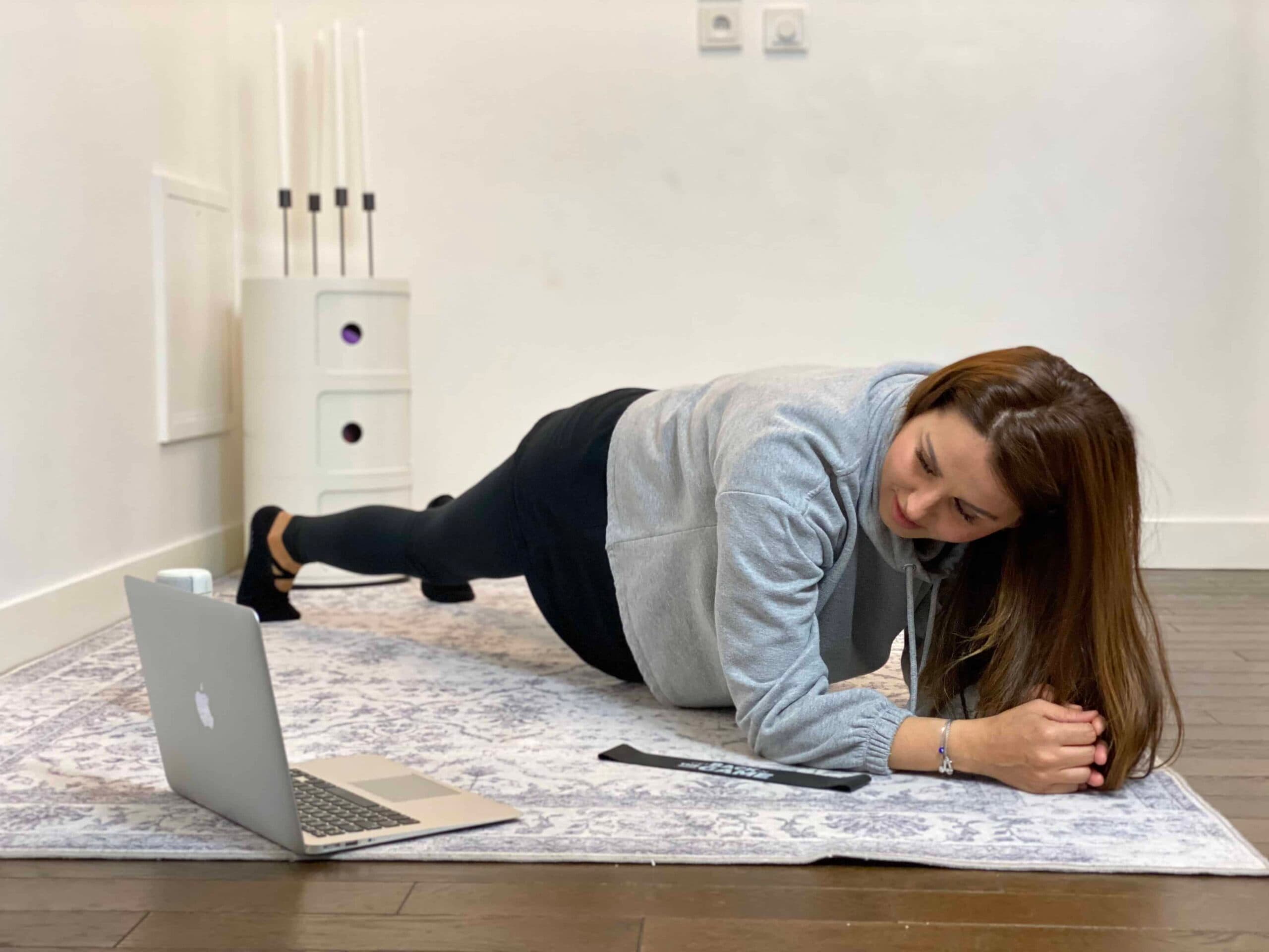 Renforcement en gainage planche en téléconsultation