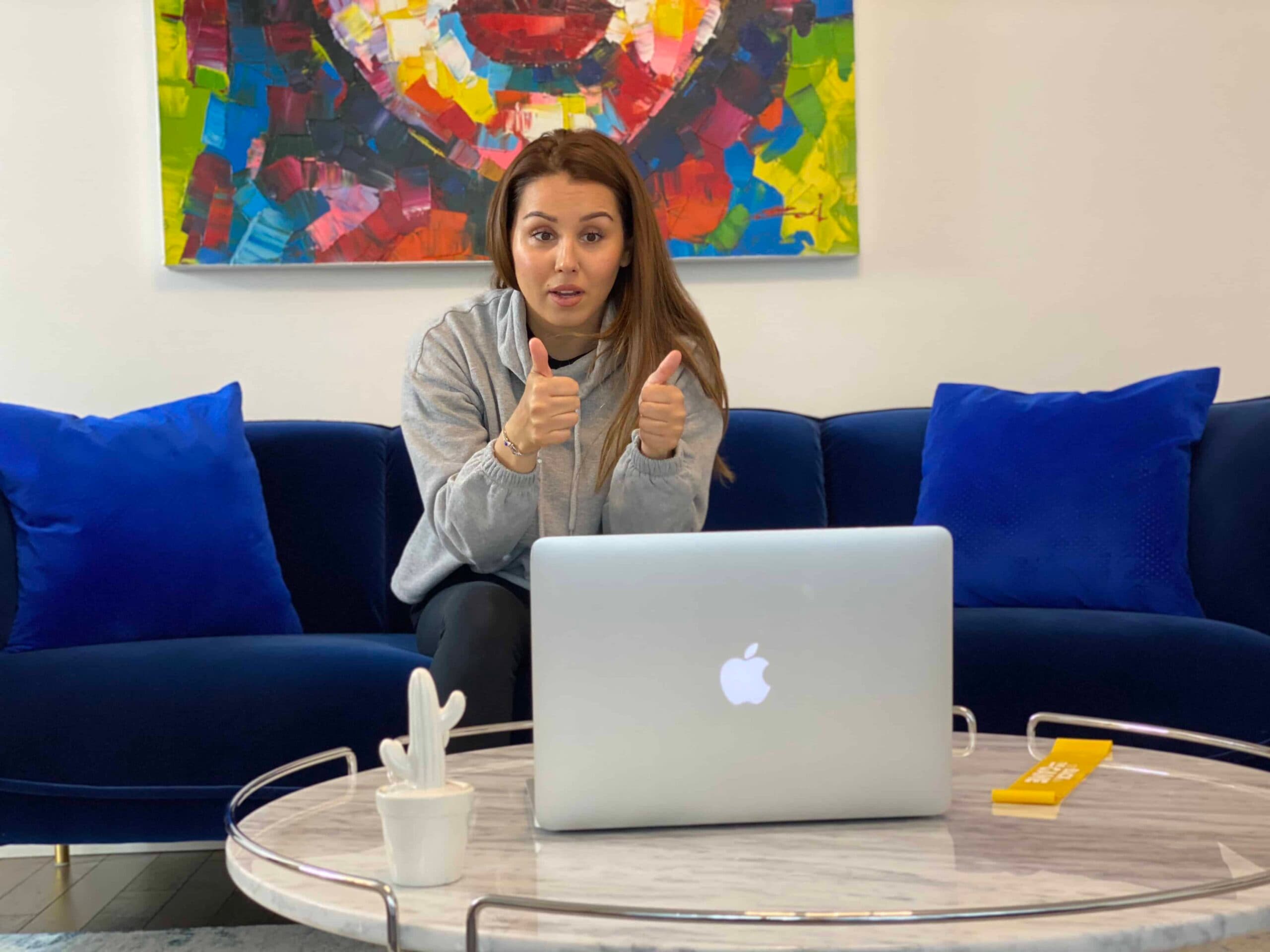 Patiente satisfaite après une séance de téléconsultation kiné