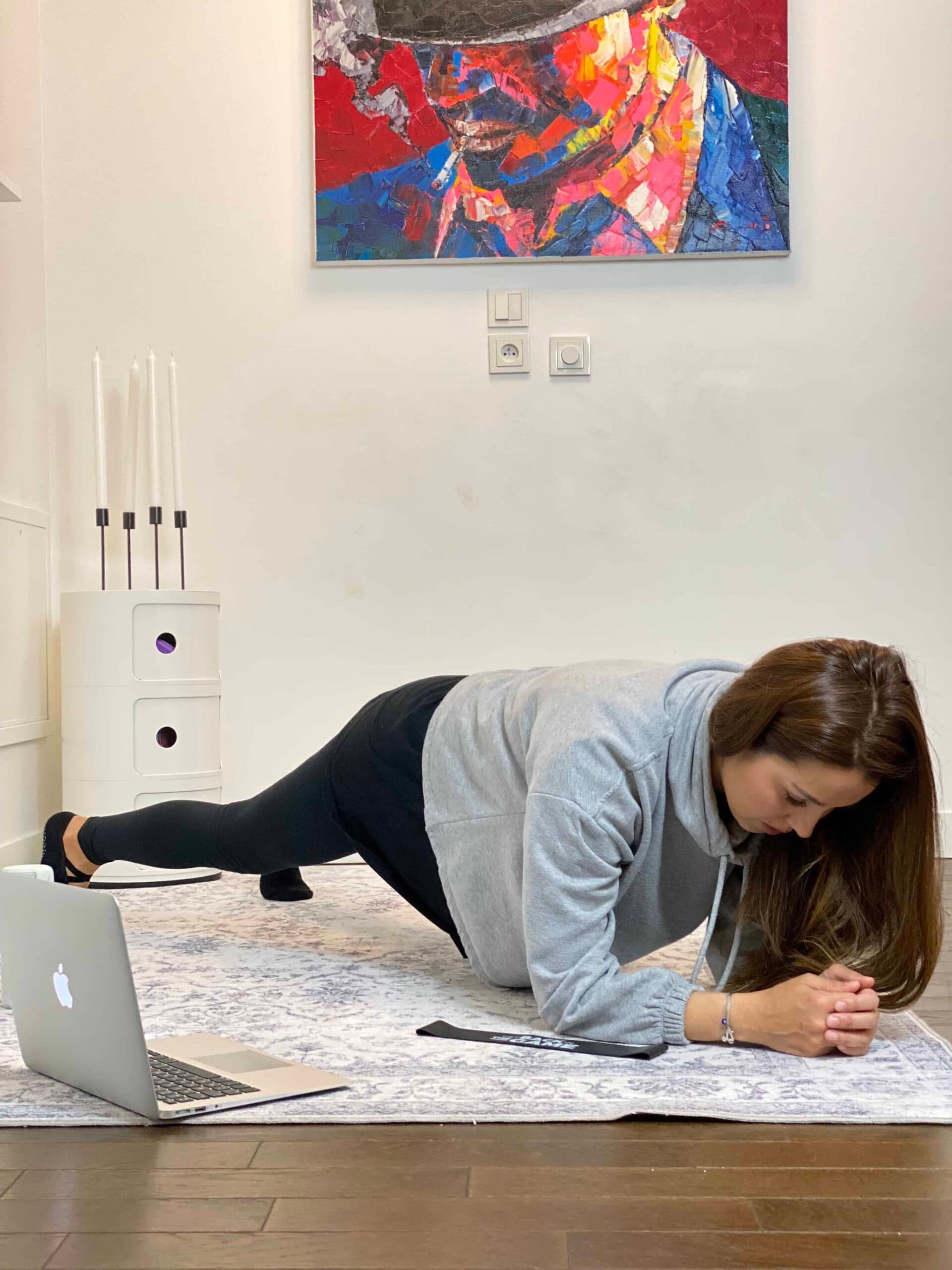 Exercice de gainage planche en téléconsultation