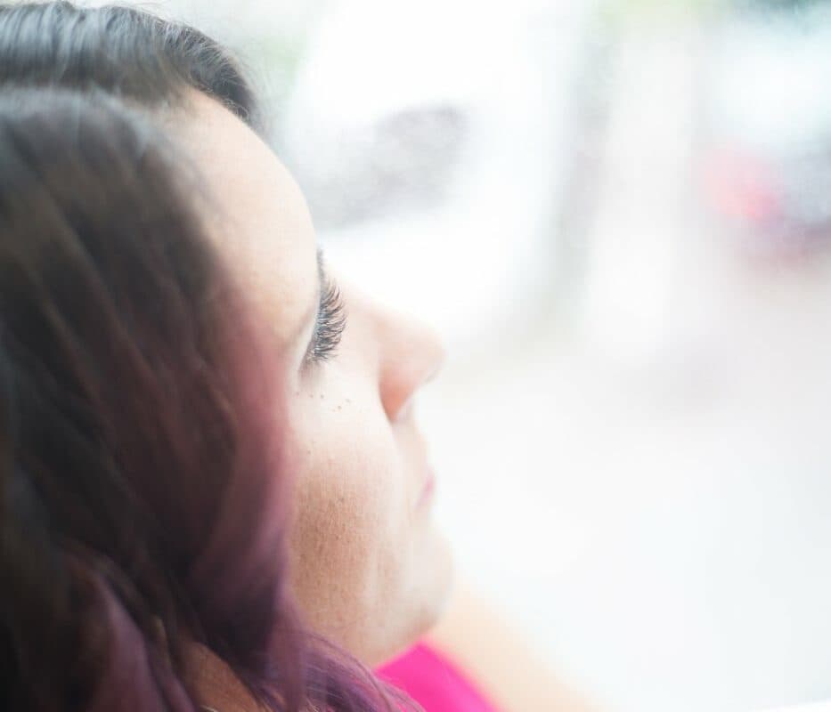 Femme pensive, en pleine réflexion